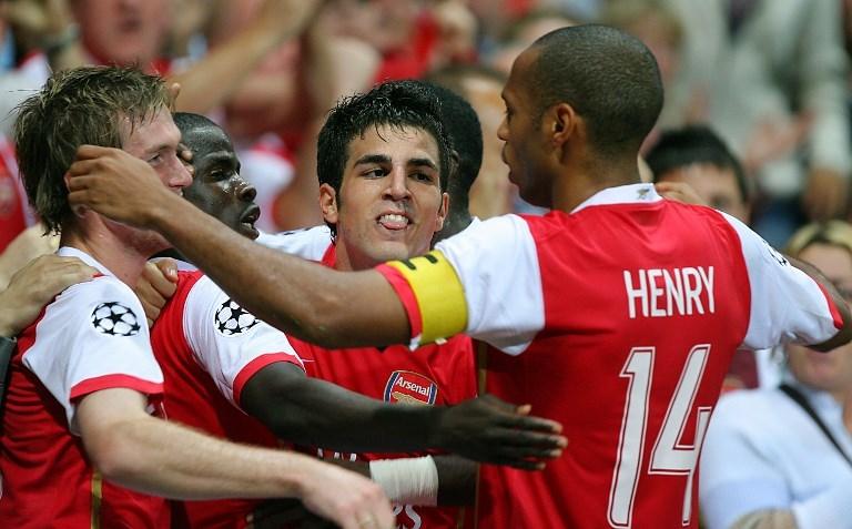 Thierry Henry merayakan golnya ke gawang FC Porto di Liga Champions bersama Cesc Fabregas, Emmanuel Eboue, dan  Alexander Hleb pada 26 September 2006 (Odd Anderseon/AFP)