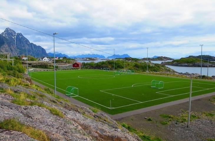 Stadion Henningsvaer menjadi salah satu yang paling indah. Stadion yang terletak di Norwegia ini dikelilingi laut dan juga pegunungan. [www.amusingplanet.com]