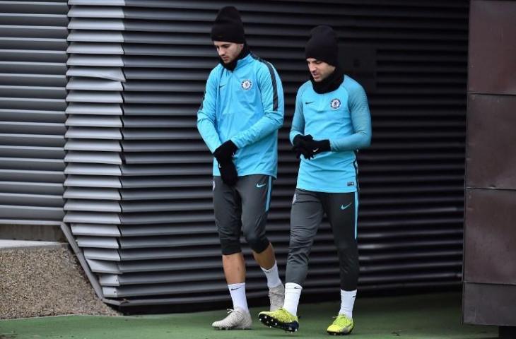 Alvaro Morata dan Cesc Fabregas saat masih bersama di Chelsea bersiap melakukan latihan. [GLYN KIRK / AFP]