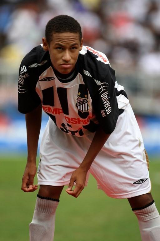 Neymar saat bermain bersama Santos FC pada tahun 2009 (Mauricio Lima/AFP)