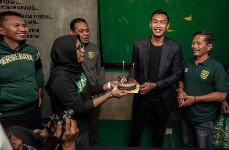 Hansamu Yama Pranata saat mendapat kejutan dari manejemen Persabaya di hari ualng tahunnya (sumber: persebaya.id)