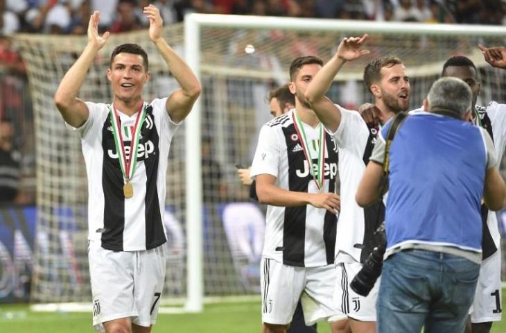 Cristiano Ronaldo setelah berhasil menjuarai Supercoppa Italia 2018. (Fayez Nureldina/AFP).