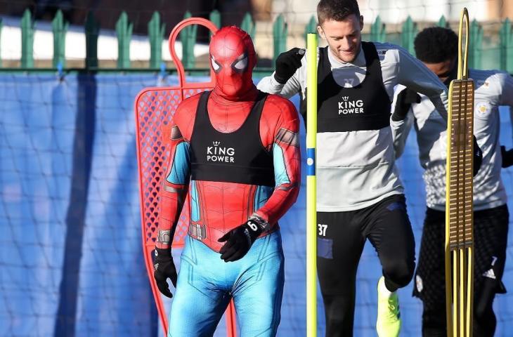 Sosok Spiderman ikut di sesi latihan Leicester City (instagram.com/lcfc)