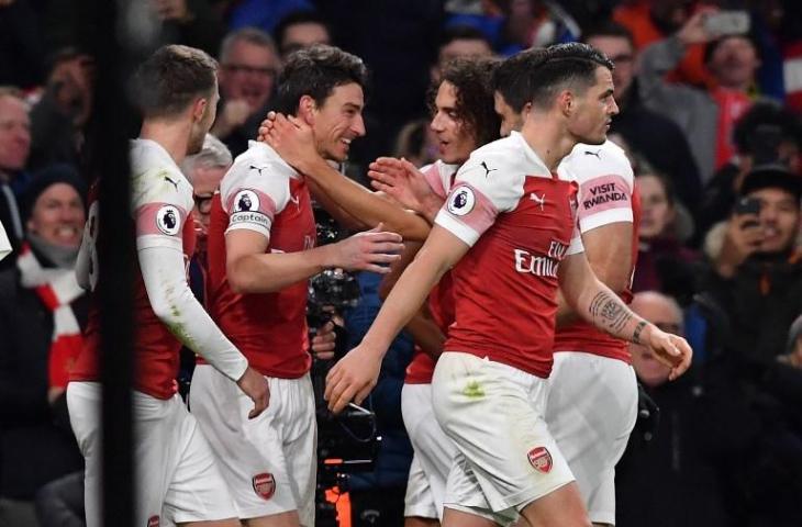 Pemain bertahan Arsenal, Laurent Koscielny melakukan selebrasi usai mencetak gol kedua untuk The Gunners. Pada laga Liga Primer Inggris pekan ke-23 itu, Arsenal menang 2-0 atas Chelsea, Minggu (20/1/2019). [BEN STANSALL / AFP]