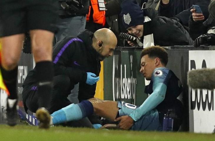 Penyerang Tottenham Hotspur, Dele Alli mengalami cedera saat timnya bertandang ke markas Fulham, Senin (21/1/2019). Dalam laga lanjutan pekan ke-23 Liga Primer Inggris, Tottenham Hotspur mampu mencuri poin usai menang 2-1 atas tuan rumah. [ADRIAN DENNIS / AFP]