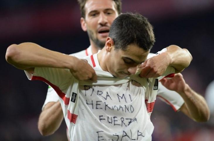 Wissam Ben Yedder memberi penghormatan kepada Emiliano Sala saat mencetak gol ke gawang Barcelona pada 23 Januari 2019 (Cristina Quicler/AFP)