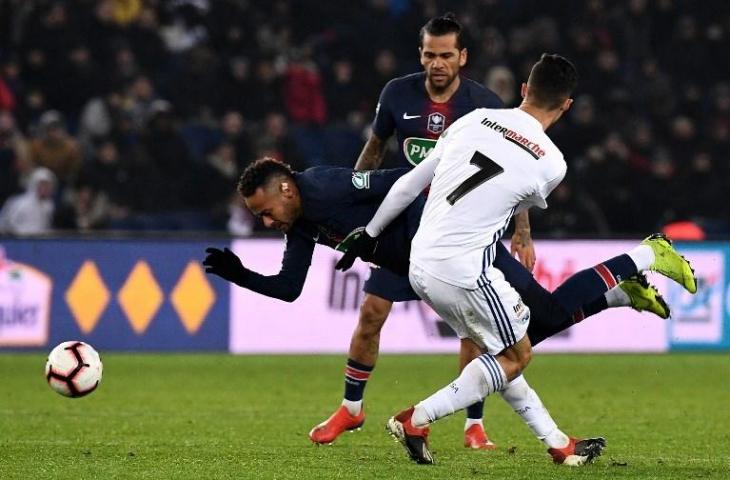 Neymar mendapatkan tackle dari pemain Strasbourg pada 23 Januari 2019 (Franck Fife/AFP)