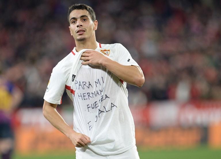 Wissam Ben Yedder memberi penghormatan kepada Emiliano Sala saat mencetak gol ke gawang Barcelona pada 23 Januari 2019 (Cristina Quicler/AFP)