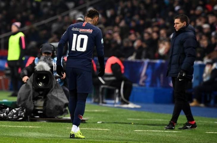 Neymar keluar lapangan setelah mendapat cedera pada laga melawan Strasbourg pada 24 Januari 2019. (Franck Fife/AFP)