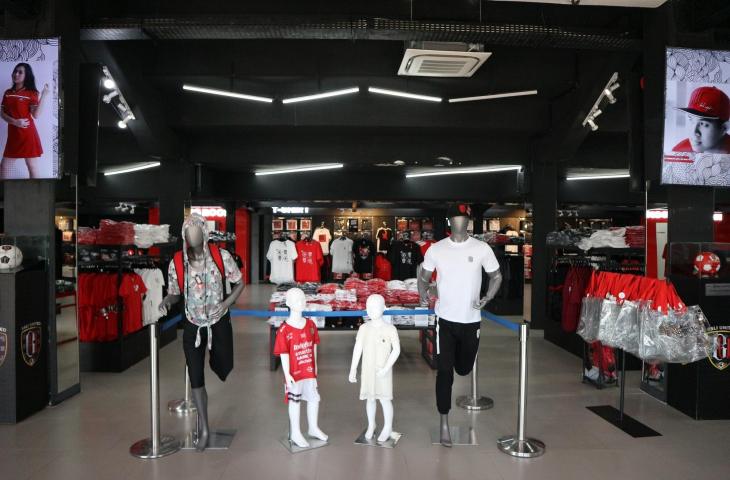 Sisi dalam megastore Bali United. (mxkd.sbs/Irwan Febri Rialdi).