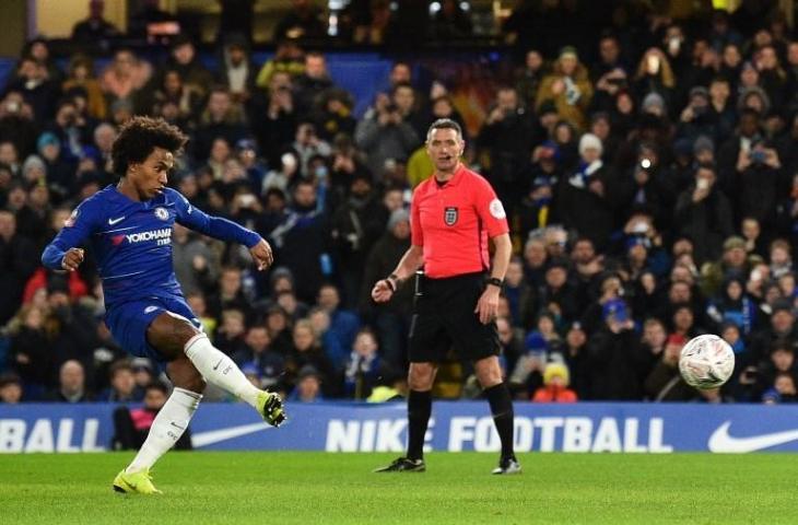 Willian saat mengeksekusi tendangan penalti saat laga melawan Sheffield Wednesday pada 27 Januari 2019 (Glyn Kirk/AFP)