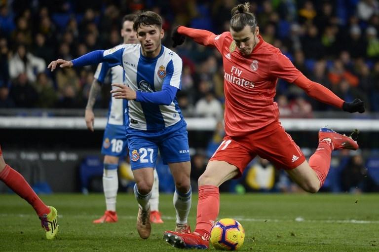 Gareth Bale melepaskan tendangan saat melawan Espanyol pada 27 Januari 2019 (Josep Lago/AFP)