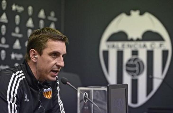 Gary Neville saat masih melatih Valencia. (JOSE JORDAN / AFP)