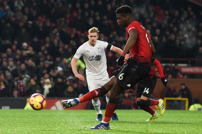 Paul Pogba mengeksekusi tendangan penalti saat melawan Burnley di Liga Primer pada 29 Januari 2019 (Paul Ellis/AFP)