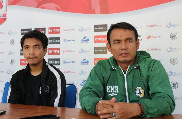 Pelatih fisik PSS Sleman, Komarudin (kanan). (mxkd.sbs/Irwan Febri Rialdi).