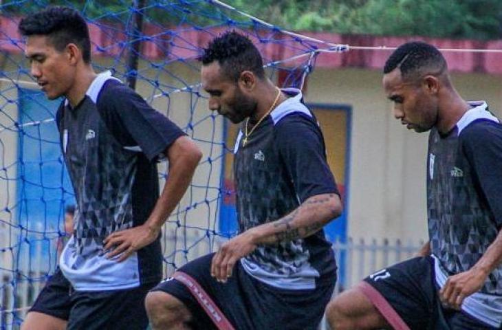 Sejumlah pesepak bola Persipura Jayapura mengikuti latihan perdana di Stadion Mandala Jayapura, Papua, Rabu (23/1/2019). Latihan perdana tersebut untuk persiapan tim menghadapi kompetisi sepakbola nasional pada 2019. ANTARA FOTO/Gusti Tanati.