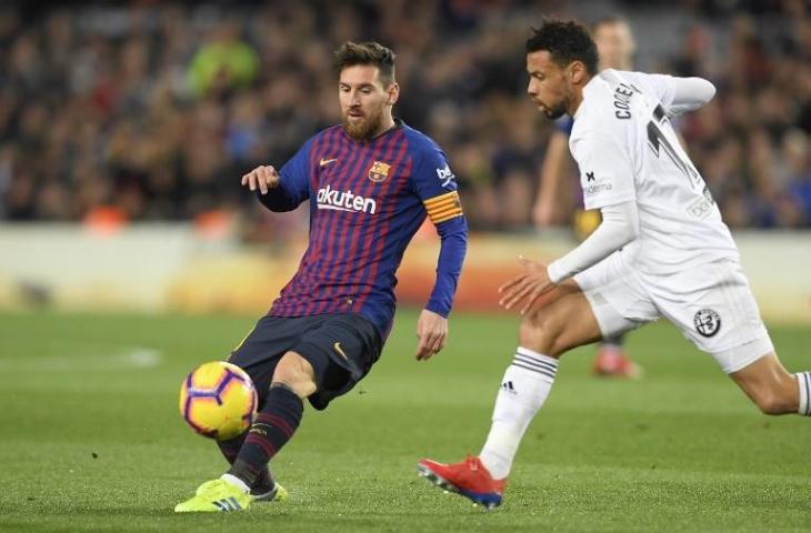 Lionel Messi saat laga melawan Valencia di Camp Nou pada 2 Februari 2019 (Lluis Gene/AFP)