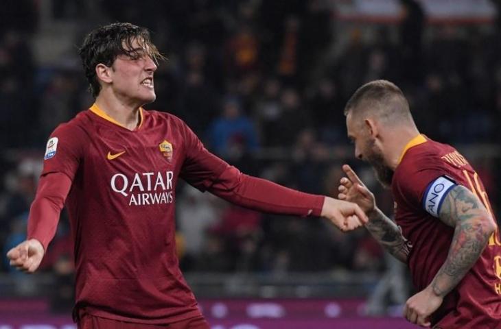 Pemain muda AS Roma, Nicolo Zaniolo selamatkan timnya usai membuat gol penyeimbang saat menghadapi AC Milan dalam lanjutan pekan ke-22 Serie A di Stadion Olimpico, Senin (4/2/2019), [Tiziana FABI / AFP]