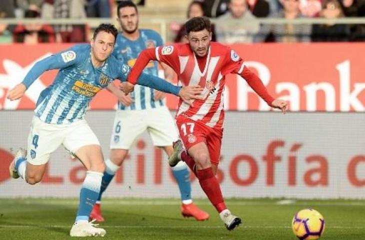 Aksi Patrick Roberts (kiri) saat membela klubnya Girona melawan Atletico Madrid, Minggu (2/12/2018). (JOSEP LAGO / AFP)