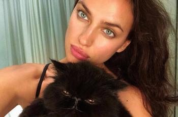 Irina Shayk Pose Topless di Pantai, Body Goals-nya Bikin Heboh Netizen