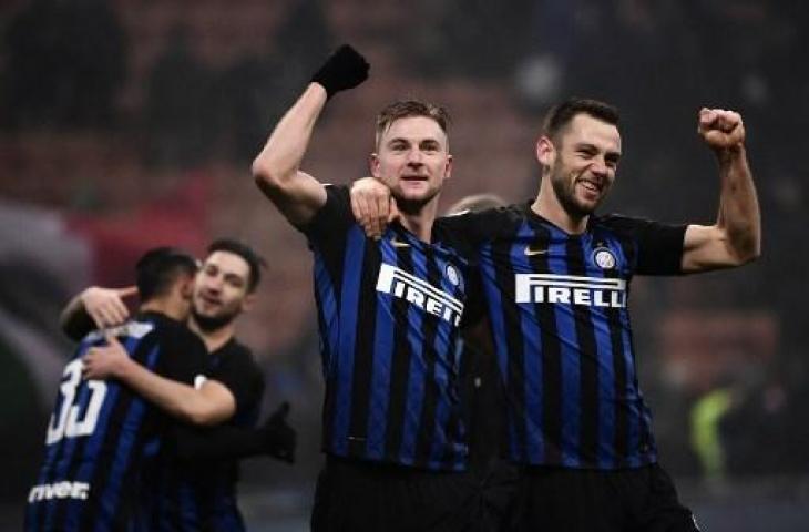 Stefan de Vrij (kanan) merayakan kemenangan Inter Milan atas Napoli, Rabu (26/12/2018). (MARCO BERTORELLO / AFP)