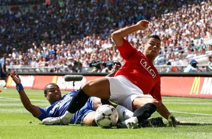 Ashley Cole melepaskan tekel kepada Cristiano Ronaldo pada 5 Agustus 2007 (Adrian Dennis/AFP)