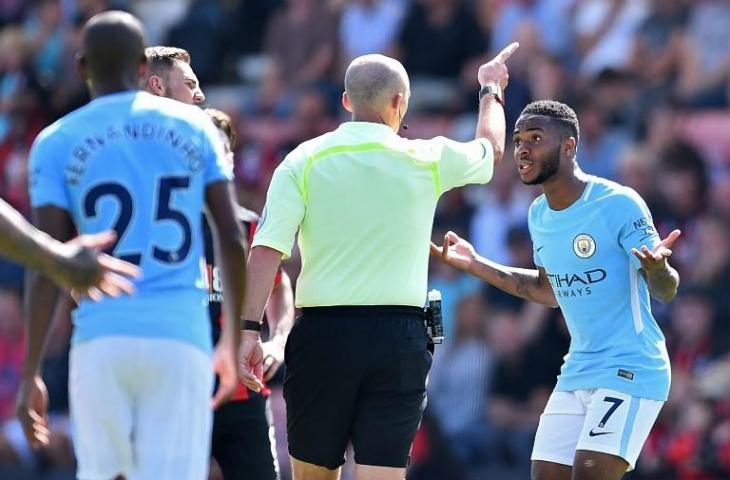 Ekspresi Raheem Sterling saat Mike Dean mengusirnya keluar lapangan usai mendapatkan kartu kuning kedua (Glyn Kirk/AFP)