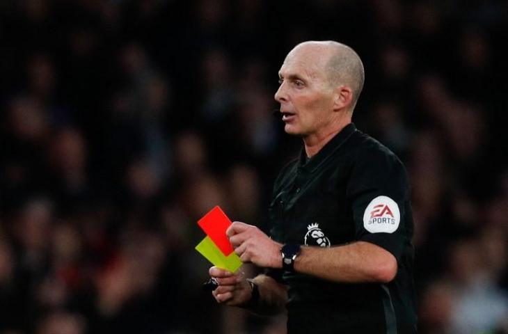 Wasit Inggris, Mike Dean mengeluarkan kartu merah (Adrian Dennis/AFP)