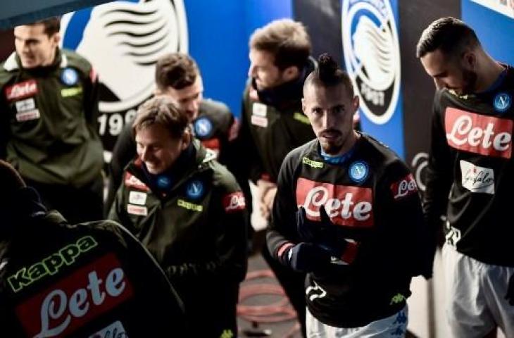 Marek Hamsik saat hendak melakukan pemanasan bersama Napoli sebelum laga kontra Atalanta, Senin (3/12/2018). (MARCO BERTORELLO / AFP)