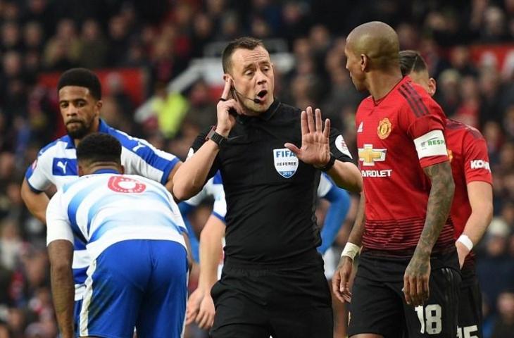 Wasit Stuart Attwell. (Oli Scarff/AFP).