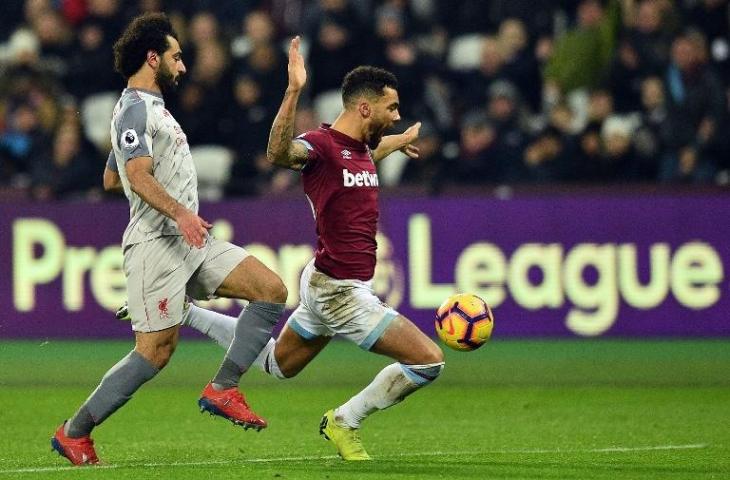 Mohamed Salah (kiri)  saat laga melawan West Ham pada 4 Februari 2019 (Glyn Kirk/AFP)