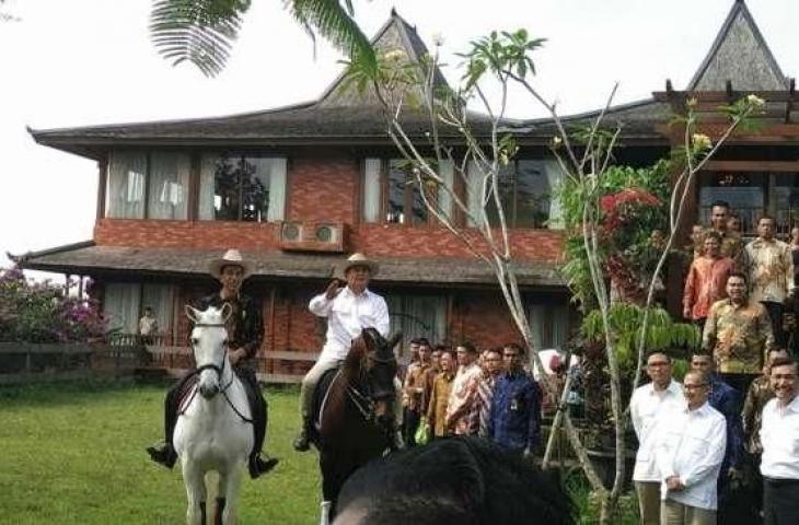 Presiden Joko Widodo dan Ketua Umum Partai Gerindra Prabowo Subianto naik kuda di Padepokan Garuda Yaksa, Bojong Koneng, Bogor, Jawa Barat, Senin (31/10/2016). [Suara.com/Erick Tanjung]