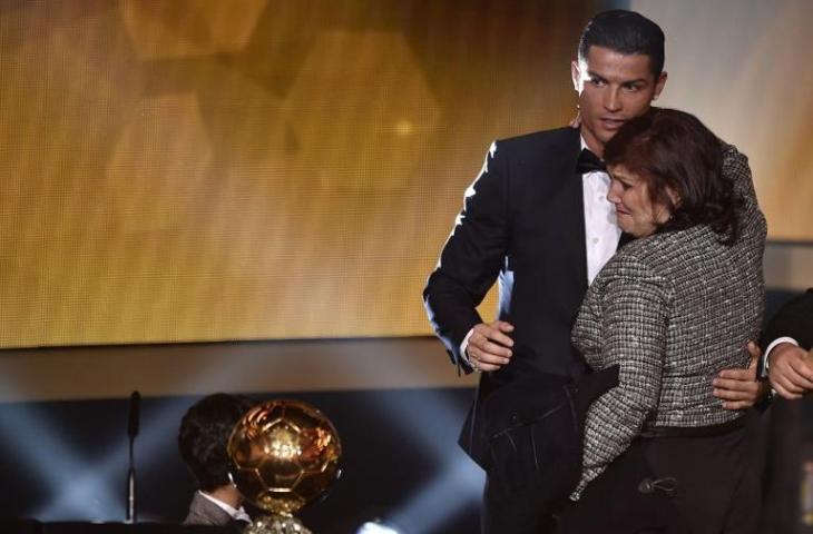 Cristiano Ronaldo dan sang ibu ketika memenangkan Ballon d'Or 2014. (Fabrice Coffrini/AFP).