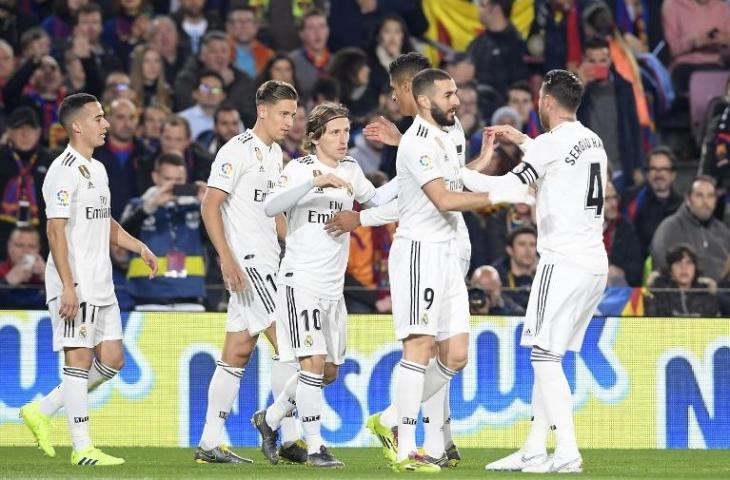 Para pemain Real Madrid merayakan gol Lucas Vazquez ke gawang Barcelona di laga El Clasico pada 6 Februari 2019 (Lluis Gene/AFP)