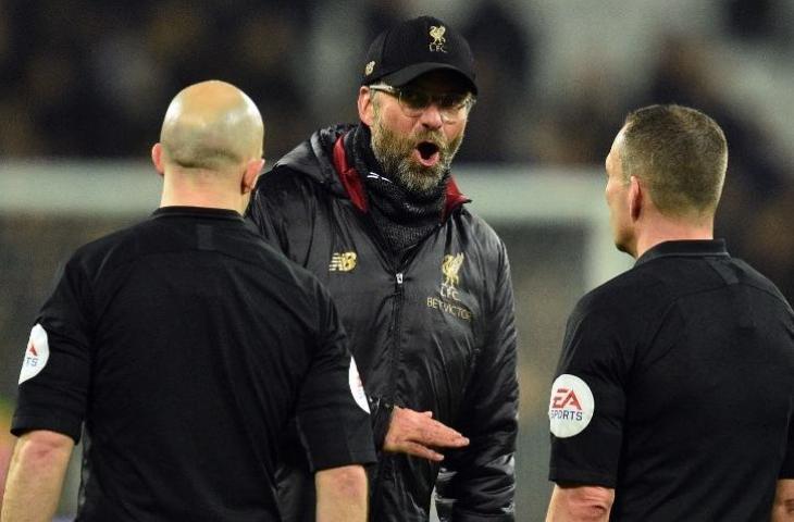 Pelatih Liverpool, Jurgen Klopp tampak berdiskusi dengan wasit dan hakim garis usai laga kontra West Ham United, pekan lalu. Dalam laga tersebut Liverpool ditahan imbang 1-1. [GLYN KIRK / AFP]