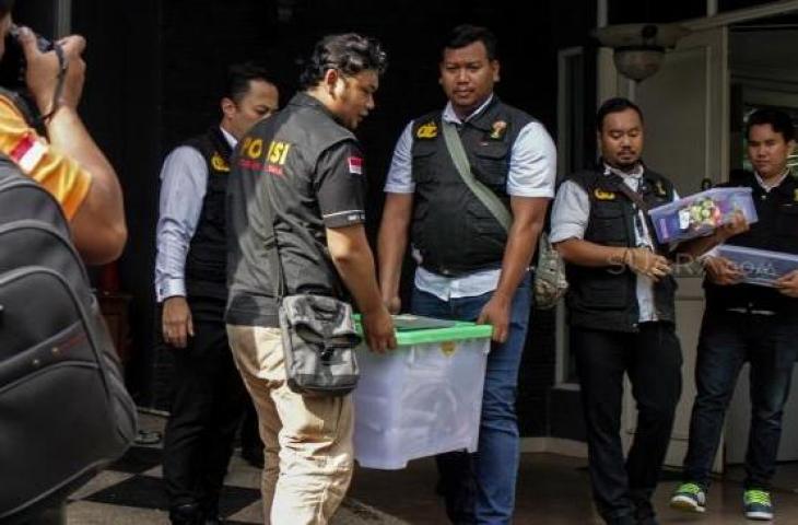 Satgas Anti Mafia Bola membawa barang bukti setelah melakukan penggeledahan terkait kasus pengaturan skor di depan Kantor PSSI lama, Kemang, Jakarta, Rabu (30/1). ANTARA FOTO/Putra Haryo Kurniawan