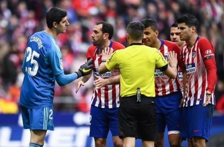 Thibaut Courtois kala berhadapan dengan beberapa pemain Atletico Madrid, Sabtu (9/2/2019) malam WIB. (GABRIEL BOUYS / AFP)