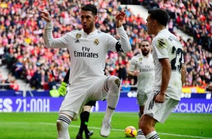 Selebrasi Sergio Ramos usai mencetak gol ke gawang Atletico Madrid, Sabtu (9/2/2019) malam WIB. (GABRIEL BOUYS / AFP)