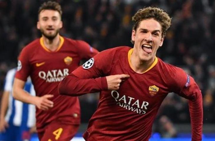 Gelandang AS Roma Nicolo Zaniolo merayakan golnya setelah membuka kemenangan AS Roma atas Porto di leg pertama Liga Champions. (Andreas SOLARO / AFP)