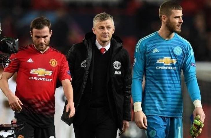 Juan Mata, Ole Gunnar Solskjaer, dan David de Gea saat meninggalkan lapangan usai berhadapan dengan Paris Saint-Germain pada 12 Februari 2019. (Paul Ellis/AFP)