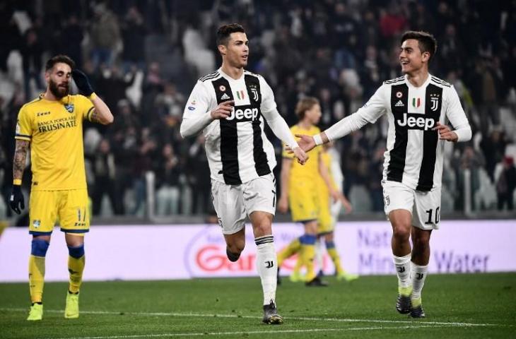 Cristiano Ronaldo dan Paulo Dybala. (Marco Bertorello/AFP)