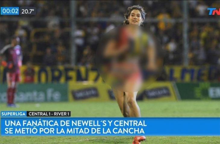 Seorang wanita tanpa busana nekat masuk ke lapangan dalam pertandingan River Plate vs Rosario Central di Estadio Gigante de Arroyito, Jumat (15/2/2019).