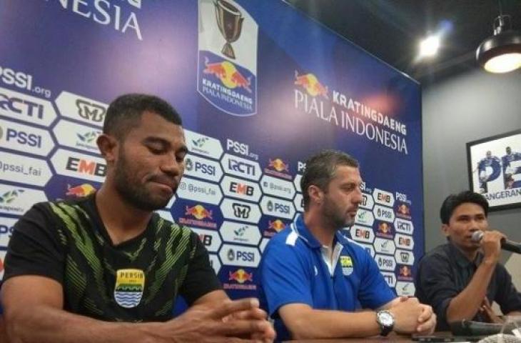 Pelatih Persib Miljan Radovic (tengah) dan bek sayap Persib Ardi Idrus (kiri) saat memberikan keterangan pers jelang pertandingan kontra Arema di Graha Persib, Jalan Sulanjana, Bandung, Jawa Barat, Minggu (17/2/2019). [Suara.com/Aminuddin)