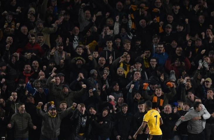 Para suporter Wolverhampton Wanderers bersorak usai Ivan Cavaleiro mencetak gol ke gawang Shrewsbury Town pada 5 Februari 2019 (Oli  Scarff/AFP)