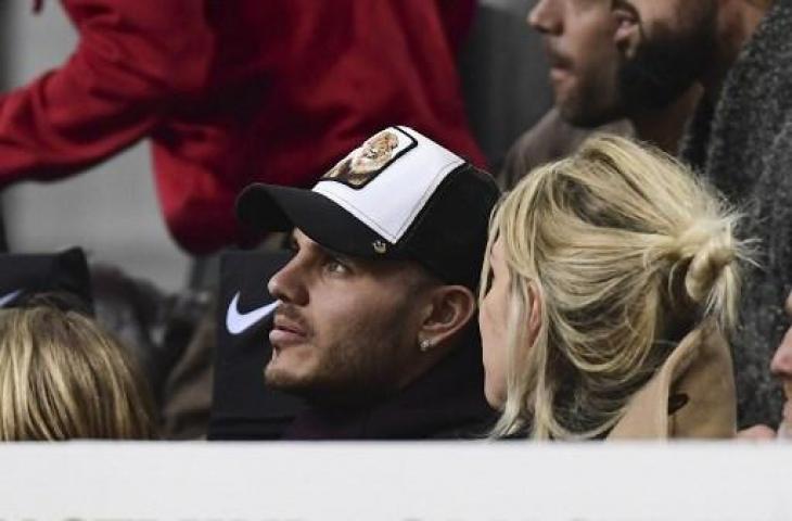 Mauro Icardi dan Wanda Nara saat menyaksikan Inter Milan kontra Sampdoria di Giuseppe Meazza, Senin (18/2/2019) dini hari WIB. (MIGUEL MEDINA / AFP)