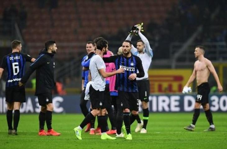 Pemain Inter Milan merayakan kemenangan timnya atas Sampdoria di Giuseppe Meazza, Senin (18/2/2019) dini hari WIB. (MIGUEL MEDINA / AFP)