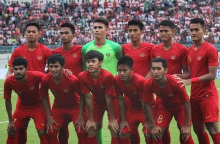 Timnas Indonesia U-22 berpose jelang pertandingan uji coba kontra Madura United di Stadion Bangkalan, Selasa (12/2/2019) [Suara.com/Dimas Angga P]