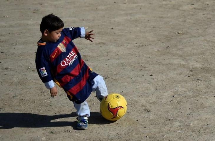 Murtaza Ahmadi yang pernah bertemu Lionel Messi kini hidupnya dalam ancaman Taliban. [WAKIL KOHSAR / AFP]