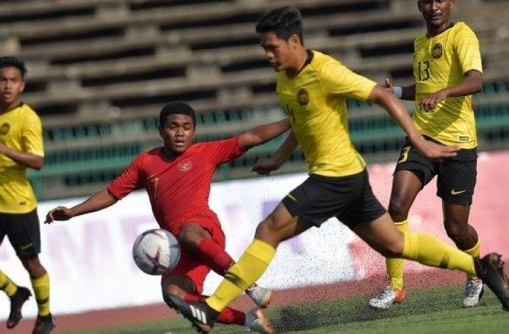 Pemain Timnas U-22 Indonesia Billy Keraf (kedua kiri) berebut bola dengan pemain Malaysia Dinesh Rajasingam (kedua kanan) dalam pertandingan Grup B Piala AFF U-22 di Stadion Nasional Olimpiade Phnom Penh, Kamboja, Rabu (20/2/2019). (ANTARA FOTO/Nyoman Budhiana)