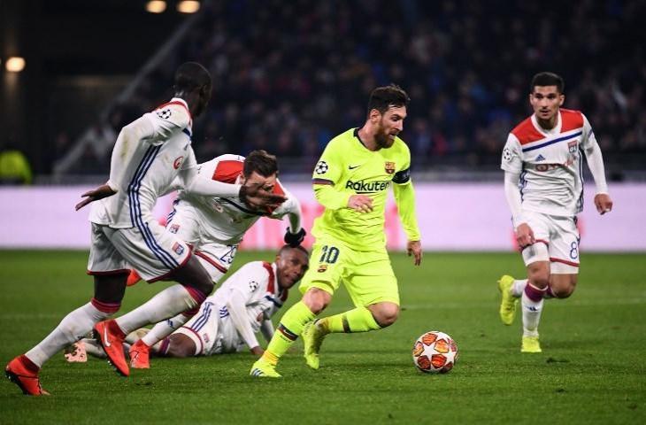 Aksi Lionel Messi melewati para pemain Lyon pada laga di Liga Champions (19/2/2019) [Franck Fife/AFP]